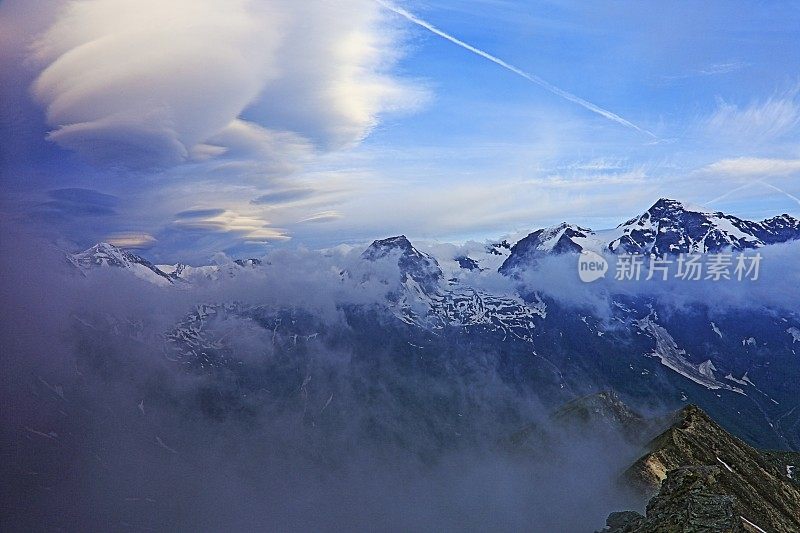 Hohe Tauern雪顶奥地利山脉-泰洛阿尔卑斯戏剧性的云景天空和景观和大格洛克纳山脉